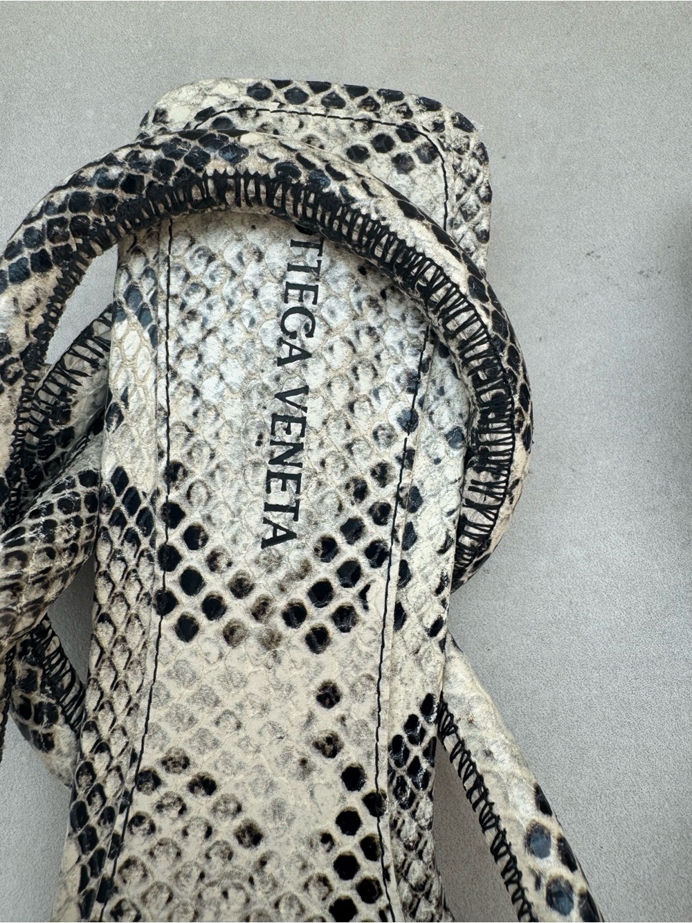 Bottega Veneta Jimbo Black & Cream Snakeskin Knot-Detail Sandals - Picture 5 of 15